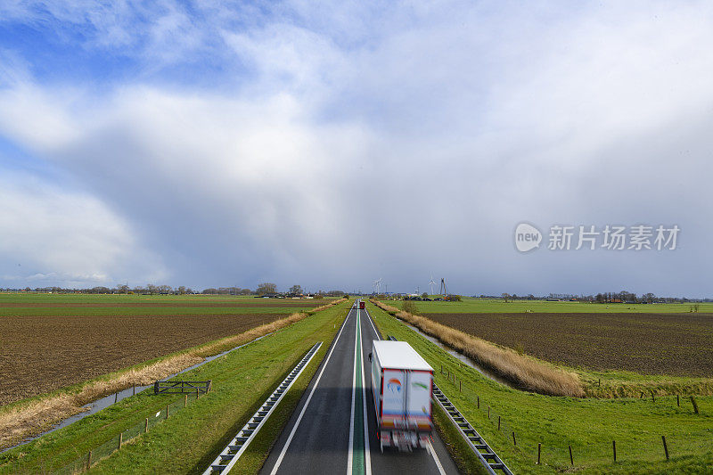 荷兰Overijssel N50高速公路上的交通在春季